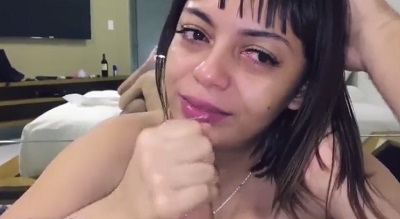 Армянская содержанка великолепно заглатывает член мажора в бездонную глотку