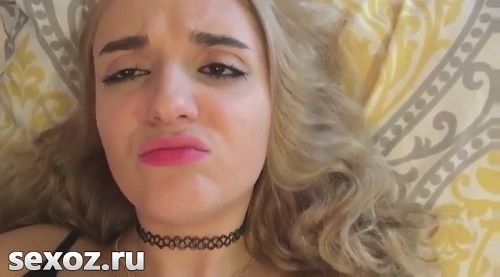 Азерка на камеру ласкает пилотку и облизывает пальцы