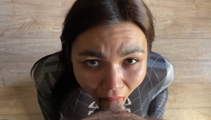 Узбекская косплейша в костюме Венома трахается в мокрую пизду