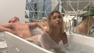 Казашка с возбуждёнными сосками трахается в ванне с водой