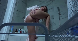 Скрытая камера! Сводная сестра дрочит и кончает в душе!