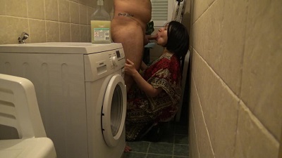 Турок трахнул подругу жены в уборной