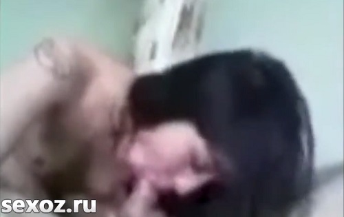 Узбечка в сарае балует отличным минетом кавказского парня